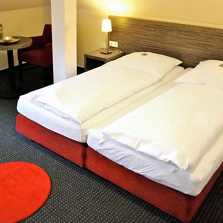 Hotel Dietrichsdorfer Hof Киль Экстерьер фото